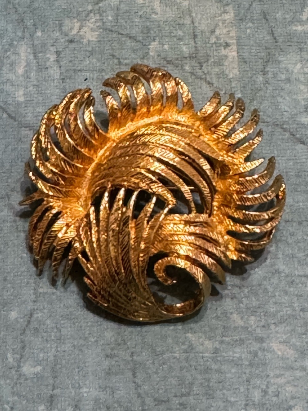 VINTAGE GOLD TONE BROOCH